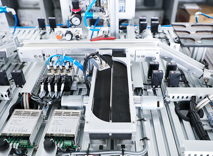 Push to connect pneumatic fittings enabling fast assembly in automated lines